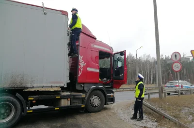 PanKracy582 - > na FB widziałem zdjęcie jak pan policjant kontroluje czy dach jest od...