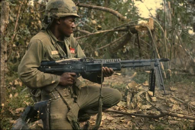 angelo_sodano - Szeregowy US Army ostrzeliwuje pozycje Wietkongu z karabinu M60 (popu...