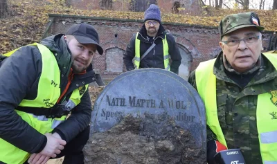 Zwiadowca_Historii - Poszukiwacze odnaleźli grób lekarza, astronoma Mateusza Nataniel...