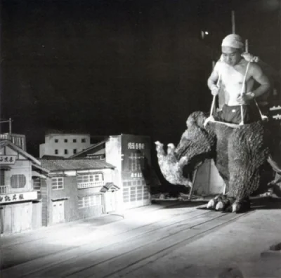 Karol4722 - Godzilla tuż przed wejściem do tokio :) #film #godzilla #starezdjecia