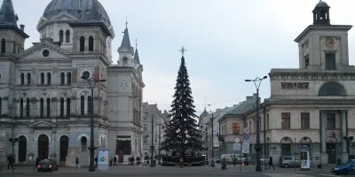 gosciu - Prawie na placu Wolności stoi już w pełni rozłożona choinka, niestety zdjęci...