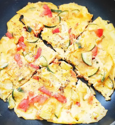 pheroni - Omlecik z cukinia, cebulą i pomidorem. Za to właśnie uwielbiam omlety, możn...