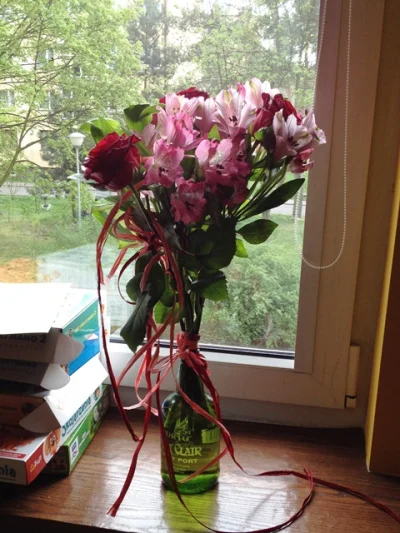 Jefrey - Kupiłem żonie na ósmą rocznicę #kwiatki (róże i jakieś noname fioletowe). Ch...
