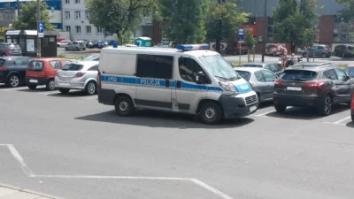 mybeautifulpoland - #policja #ciekawostki #glupota 
Asy z radiowozu. Zaparkowali kar...