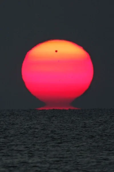 Gloszsali - Planeta Wenus uchwycona na tle wschodzącego Słońca. 

Ciekawostka nr 1 ...