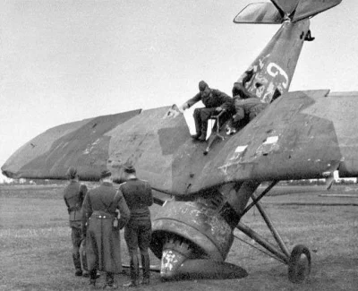 Duke88 - Niemieccy żołnierze oglądają zestrzelony polski samolot PZL P.11