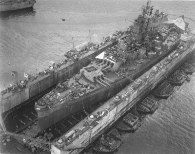 N.....h - USS South Dakota w pływającym doku. Pacyfik, 1945 r.
#zdjeciazwojny #iiwoj...