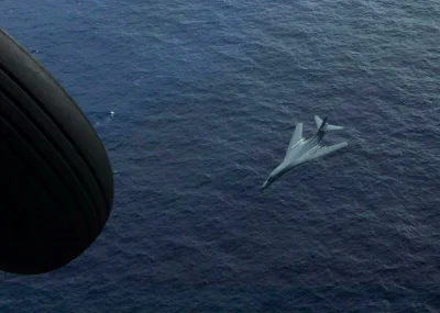 mtdmtd - #aircraftboners 

Lowpass B-1B fotografowany z pokładu śmigłowca