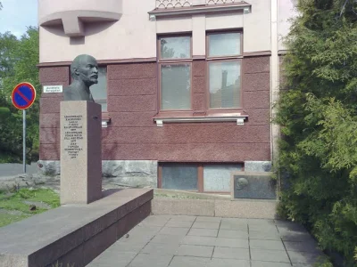 johanlaidoner - Pomnik Lenina oraz tablica Lenina, tworzące mały placyk w Turku w Fin...