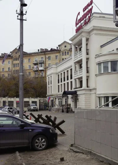mietek79 - Ale zasieki przeciwczołgowe przed hotelem na wszelki wypadek zostawili.