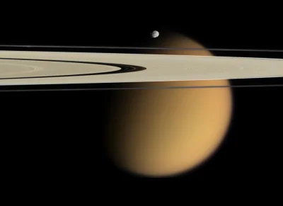 E.....l - Fragment pierścieni Saturna i jego malutki księżyc, Epimeteusz, widziane na...