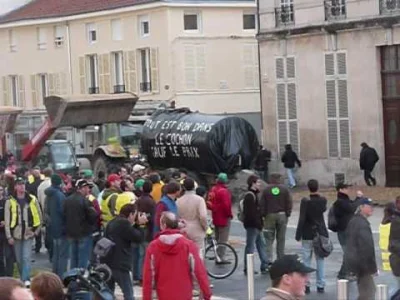 fifny_szczun - Też mi coś, zobaczcie jak protestowali rolnicy we Francji. Gnoju więce...