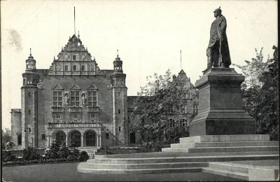 Graff - Pomnik von Bismarcka w mundurze kirasjerskim na placu Mickiewicza; może ten t...