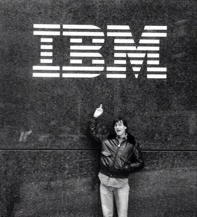 Cesarz_Polski - Rok 1983, młody Steve Jobs pokazuje środkowy palec IMBowi 
#apple #i...