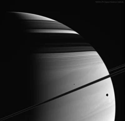 t.....m - Pierścienie, cienie i chmury widziane przez orbiter Cassini. Księżyce po pr...