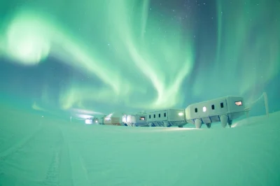 R2D2zSosnowca - Stacja badawcza gdzieś na Antarktydzie 
#zima #fotografia #zorza