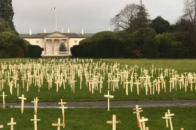 hrabiaeryk - 1000 białych krzyży przed siedzibą prezydenta Irlandii

W sobotę 15 gr...