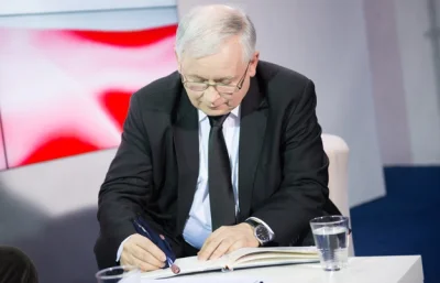 Ex3 - #cenzoduda

Andrzej Duda podpisujący ustawę o ziemi rolnej.

 #polityka