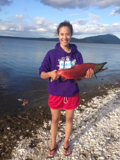 rasowecytaty - Rdzenna Alaskanka ze złowionym łososiem. Alaska, USA.
#alaska #usa #p...