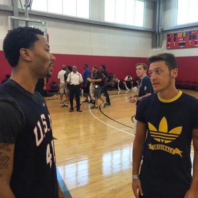 MuzG - Rose i Ozil na zgrupowaniu kadry koszykarskiej USA



#nba #ciekawostki #koszy...