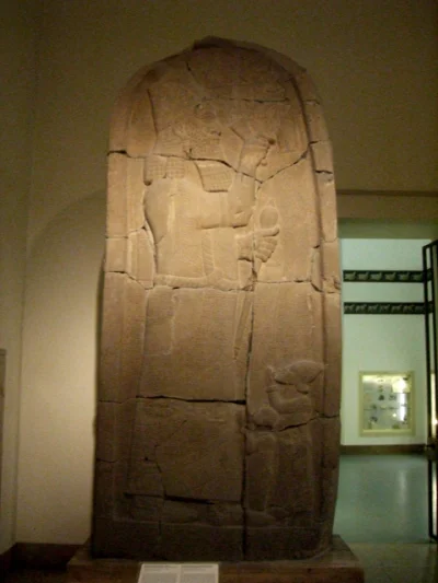 myrmekochoria - Stela zwycięstwa Asarhaddona u jego stóp faraon Egiptu i władcy Babil...