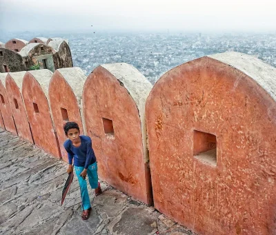 Whereispiotr - Chłopiec puszczający latawiec na szczycie fortu Nahargarh w Jaipurze (...
