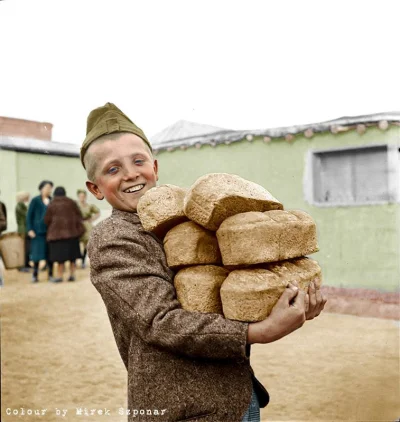 NowaStrategia - Polski chłopiec niesie chleb upieczony z mąki dostarczonej przez Czer...