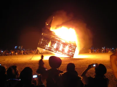 P.....o - Dziś będzie trochę przewrotnie. Płonący kościół-pułapka na festiwalu "Burni...