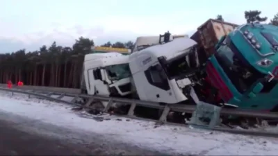 Przeladowany_pl - Mirki, ale dzisiaj gorąco na drogach!
Wypadek ciężarówki na A1: du...