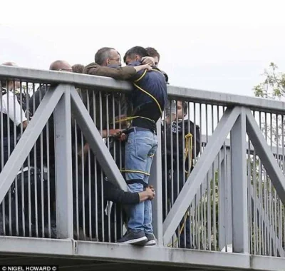 kotelnica - Przechodnie 2h trzymali niedoszłego samobójcę na moście.
#ciekawostki #l...