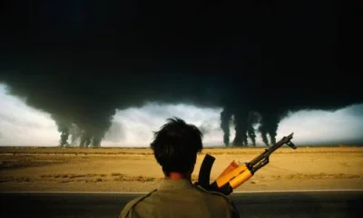Talvisota - Iracki żołnierz obserwuje płonące szyby naftowe. Wojna iracko-irańska, 19...