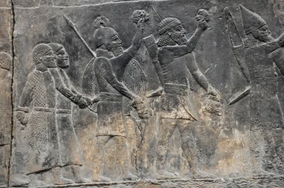 myrmekochoria - Asyryjscy żołnierze niosą głowy pokonanych przeciwników.