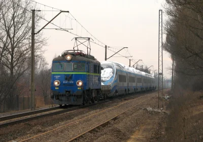 TurboPralka5000 - @Czarny_szakal: to parowóz ciągnie lokomotywę z tyłu :P