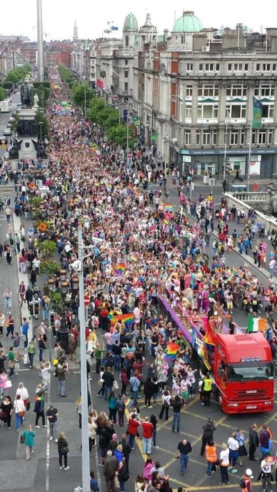artpop - Tysiące osób na paradzie równości w Dublinie! #paradarownosci #milosc Wiecie...