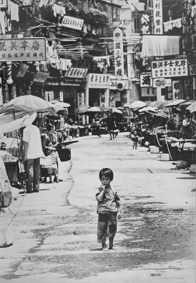 myrmekochoria - Dennis Stock, Porzucona dziewczynka w Szanghaju, 1960 rok.

#starsz...