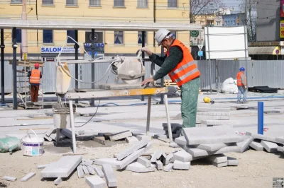 BartlomiejS - Układanie nawierzchni na placu przed dworcem Wrocław Główny trwa. Na zd...