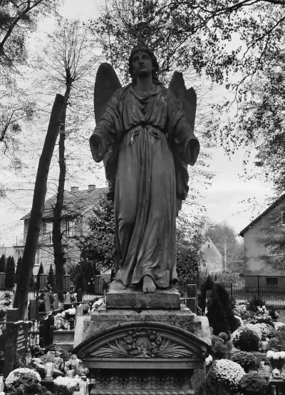 mechaos - Niesamowicie podobają mi się stare pomniki na cmentarzach. Pięknie zdobione...