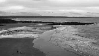 merci - Irlandia w B&W Widok na plaze w Ballybunion

#fotografia #irlandia #podroze