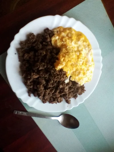 anonymous_derp - Dzisiejsze śniadanie: Smażona wołowina mielona, jajecznica z 5 jaj.
...