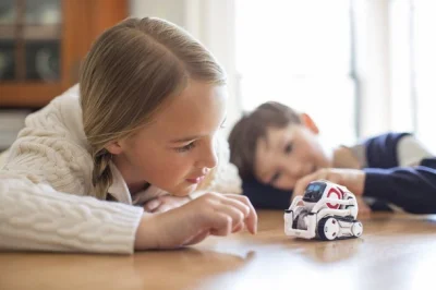 CoolHunters___PL - Anki Cozmo: robot o wyglądzie sympatycznej zabawki wyposażony w sz...