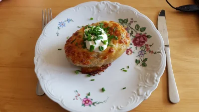 Dawtona - Loaded potato (｡◕‿‿◕｡)
W środku maselko, szczypiorek i boczuś

#gotujzwykop...