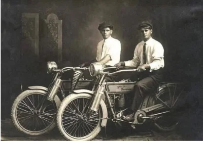 s.....w - Założyciele słynnej firmy - William Harley i Arthur Davidson w 1914 roku.
#...