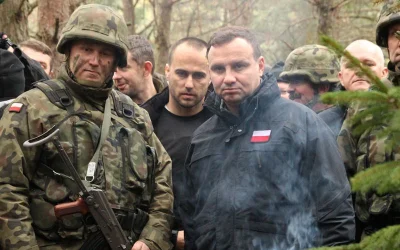 L.....w - Andrzej Duda obserwuje szczątki zestrzelonego rosyjskiego samolotu
 Półwyse...
