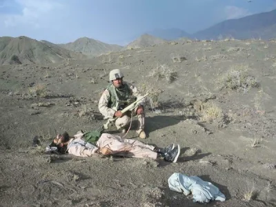 Otoriz - Amerykański żołnierz pozuje do zdjęcia z zabitym Afgańczykiem

Źródło: Wik...