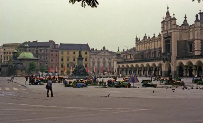 JanParowka - Kraków - Rynek ok 1980 roku.
-jezdnia dookoła ( ͡° ͜ʖ ͡°)
-kwiaciarki ...