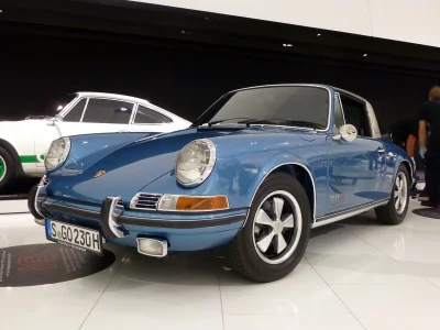 jedrek018 - Porsche 911 S 2.2 Targa w Muzeum Porsche w Stuttgarcie. Klasyk.

#samocho...