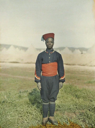 MannazIsazRaidoKaunanOthala - Senegalczyk w fezie w Fezie.

SPOILER