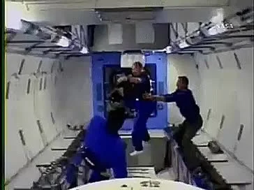 InnyKtosek - Astronauta który utknął w wolnej przestrzeni i nie ma się od czego odepc...