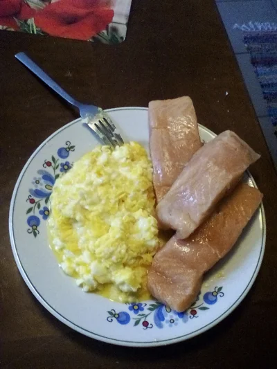 anonymous_derp - Dzisiejsze śniadanie: Jajecznica z 5 jaj, filety łososiowe, sól.

...