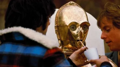 m.....n - Tak wyglądało pojenie C-3PO na planie Star Warsów. 
#ciekawostki #ciekawos...